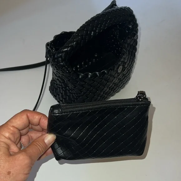 Woven mini bag with small zip case, snap closure. PU vegan “leather”. - Picture 2 of 4